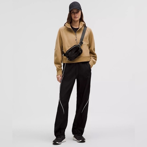 Lululemon Everywhere Belt Bag Plush Fleece Colour‎ Black/Gold - Picture 5 of 8